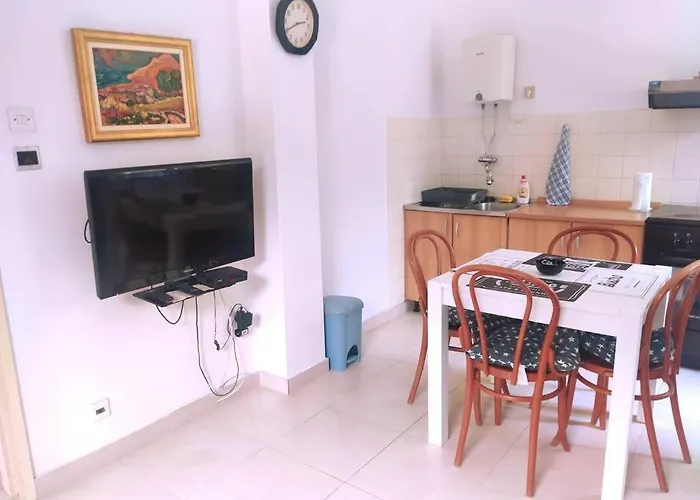 Apartman Near The Old Town 2 *